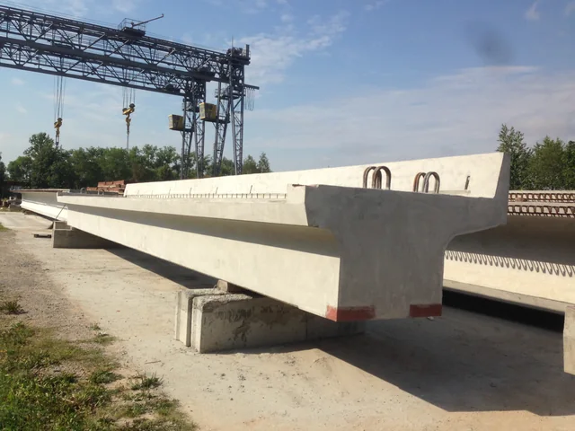 Плитная железобетонная балка на производственной площадке